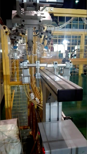 Auto Parts-Lamps take out the automatic cut glue mouth